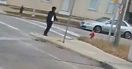 Bosa dziewczynka biegła w stronę ulicy. Dramatyczna akcja w Milwakee