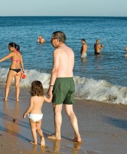 Nagie dzieci na plaży – czy istnieje granica wieku, której powinni trzymać się rodzice?