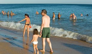 Nagie dzieci na plaży – czy istnieje granica wieku, której powinni trzymać się rodzice?