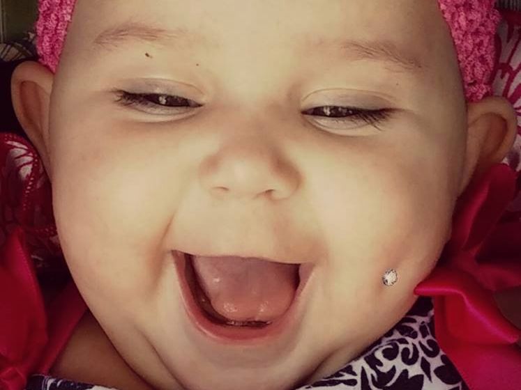 Mama zrobiła dziecku piercing: "To moje dziecko, mój wybór!". 