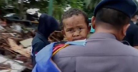 Indonezja: Ratownicy mówią o cudzie. Po 12 godzinach uratowali chłopca