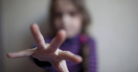 Mężczyzna zaczepiał dziewczynki przy szkole. Szuka go policja
