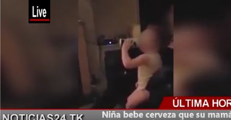 Dwulatka pije na oczach rodziców. Matka się cieszy, ojciec kręci film