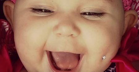 Mama zrobiła dziecku piercing: "To moje dziecko, mój wybór!".