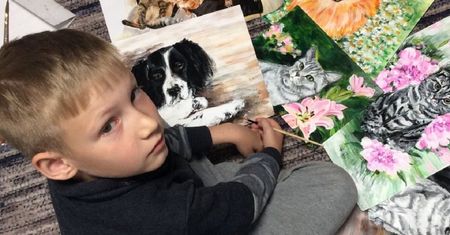 Dziecko maluje zwierzęta. Za obrazy kupuje karmę dla schroniska