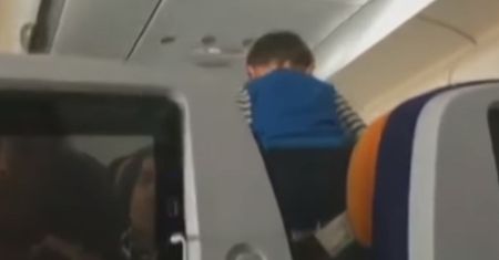 "Diabeł nie dziecko". 3-latek odcięty od internetu na czas 8 godzinnego lotu