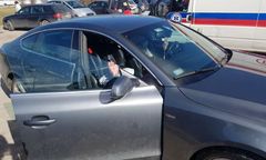 2-latek zatrzasnął się w aucie. Szybka akcja straży