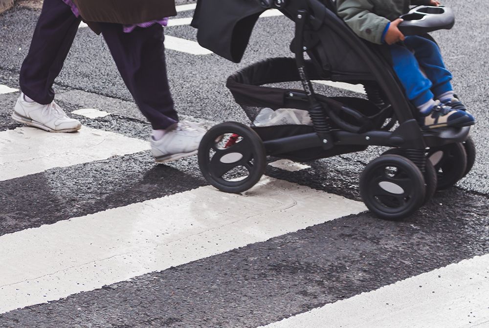 Opole. Auto uderzyło w kobietę prowadzącą wózek