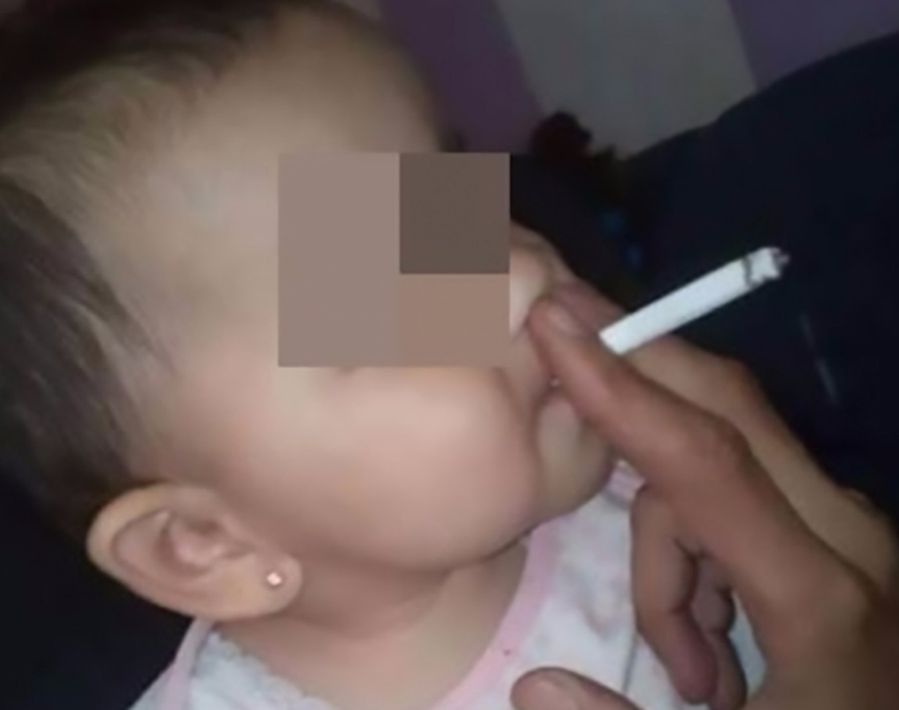 Rodzice wstawili zdjęcie palącej dziewczynki do sieci. Będą mieć poważne problemy