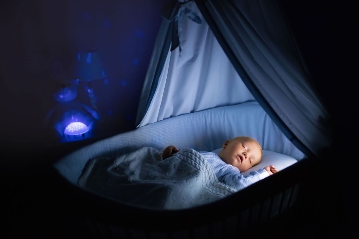 Zapalasz lampkę swojemu dziecku w nocy? To wielki błąd!