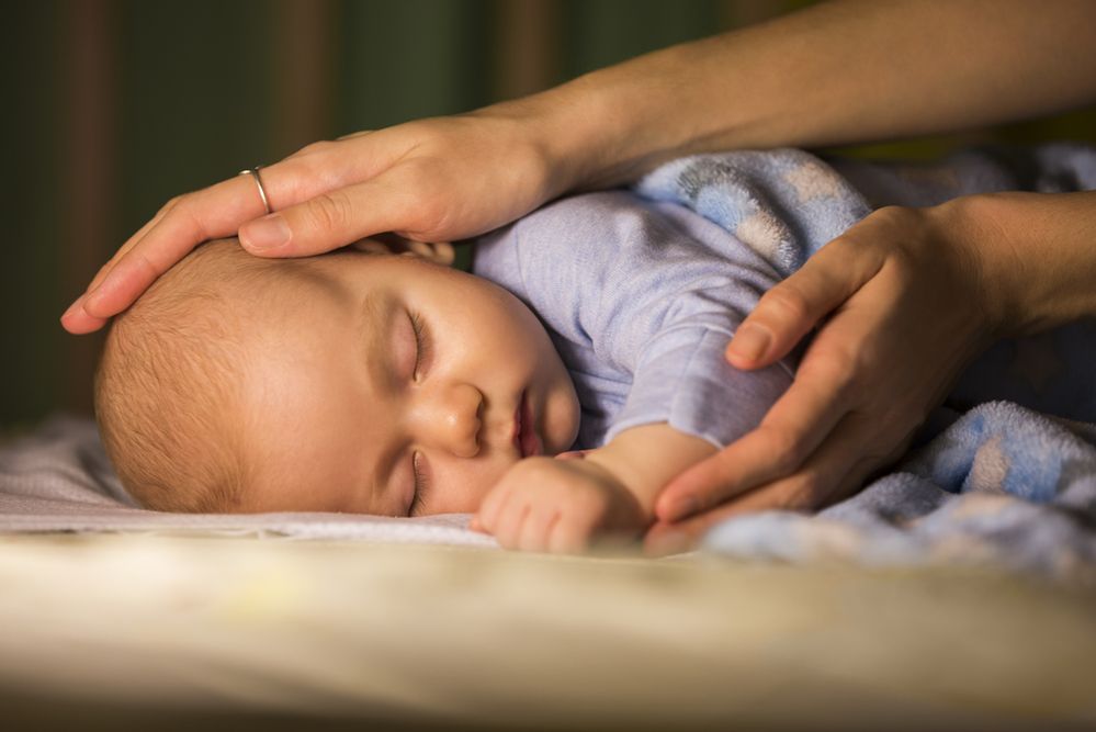 Wstają w nocy i sprawdzają co 10 minut, czy ich dziecko oddycha. Czego najbardziej boją się młode matki