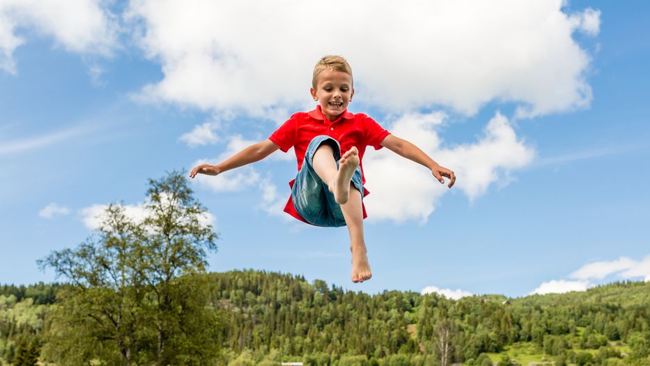 Trampolina to doskonała zabawa i dobry sposób na spędzenie popołudnia na zewnątrz