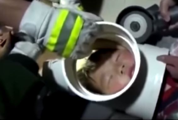  Głowa chłopca utknęła w plastikowej rurze. Przeżył dzięki strażakom