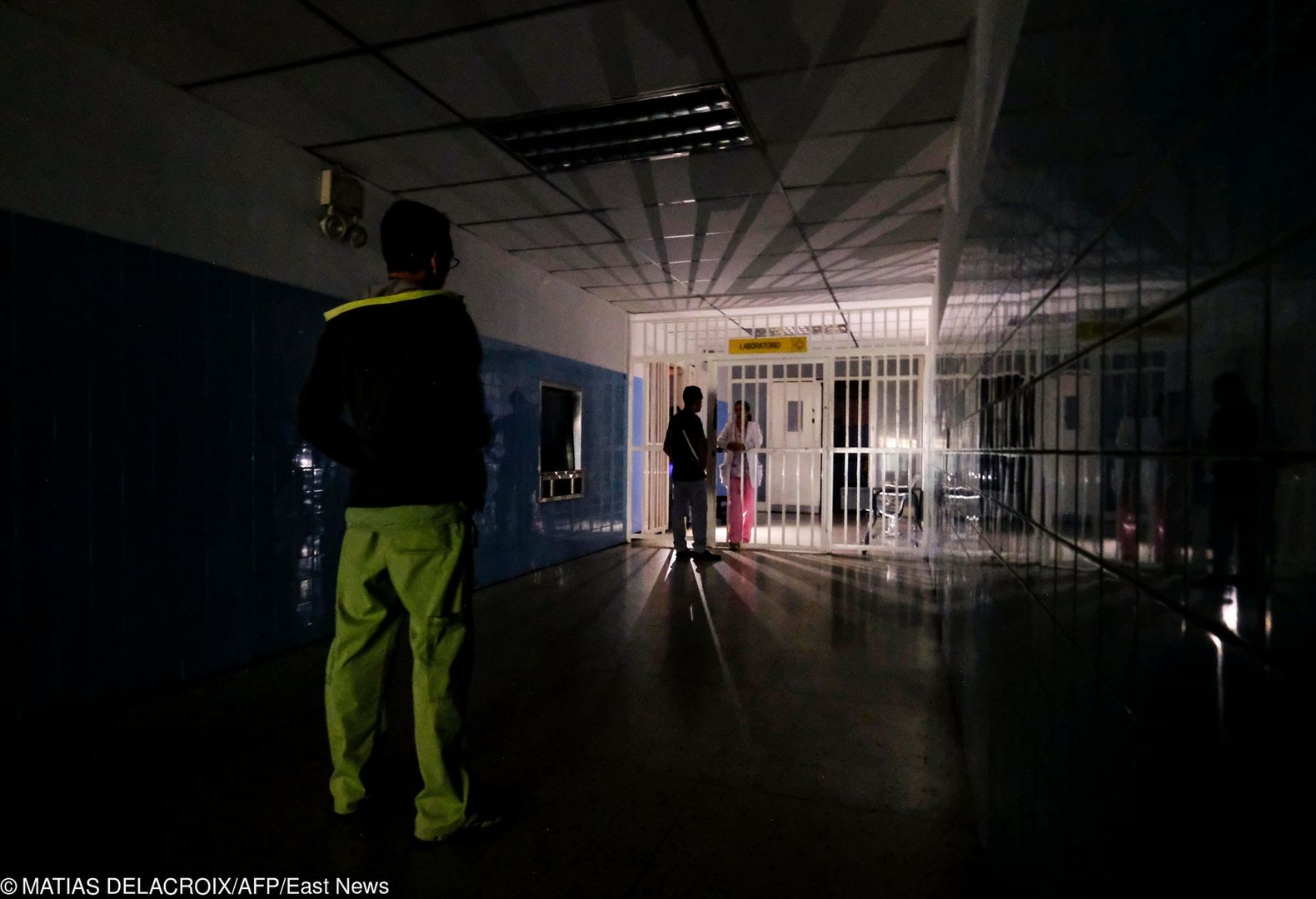 Pogrążony w ciemnościach szpital Miguel Perez Carreno w Caracas