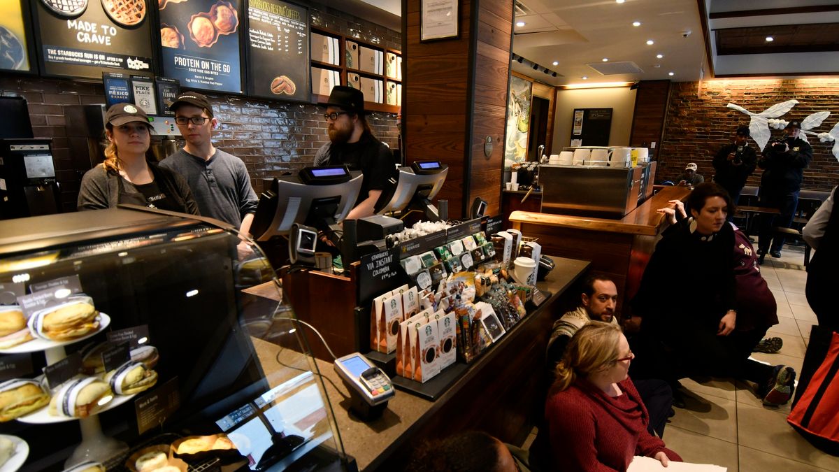 Pracownicy Starbucks nie są zadowoleni z benefitów.