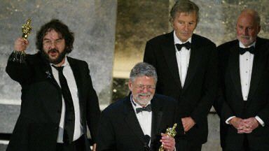 Reżyser "Powrotu króla" Peter Jackson (z lewej) i producent Barrie M. Osborne (w środku) podczas oscarowej gali