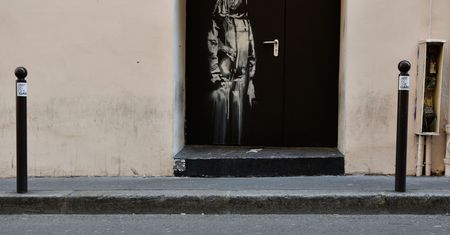 Paryż: skradziono dzieło Banksy'ego. Razem z drzwiami z sali koncertowej Bataclan