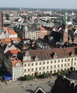 Paczka z nieznaną substancją na wrocławskim rynku. Żółty proszek wywołał panikę