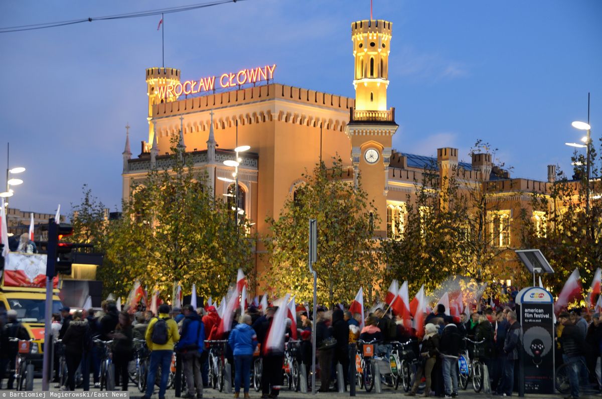 11 listopada Wrocław. Uroczystości z okazji Święta Niepodległości. Parada, żywa flaga, koncerty i Marsz Niepodległości