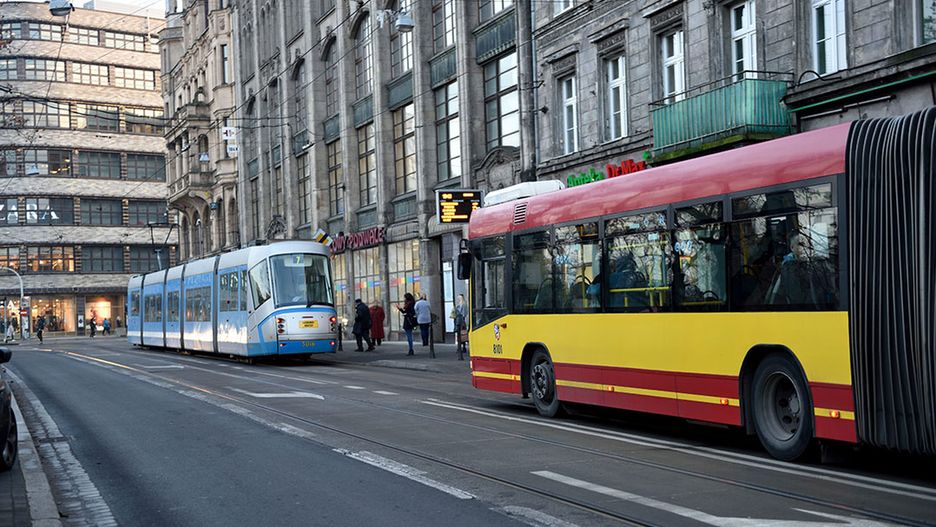 Mieszkaniec Wrocławia ostrzega: uważajcie na niebezpieczne wlepki