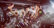 Indoor cycling, czyli zasady i zalety treningu na rowerku stacjonarnym