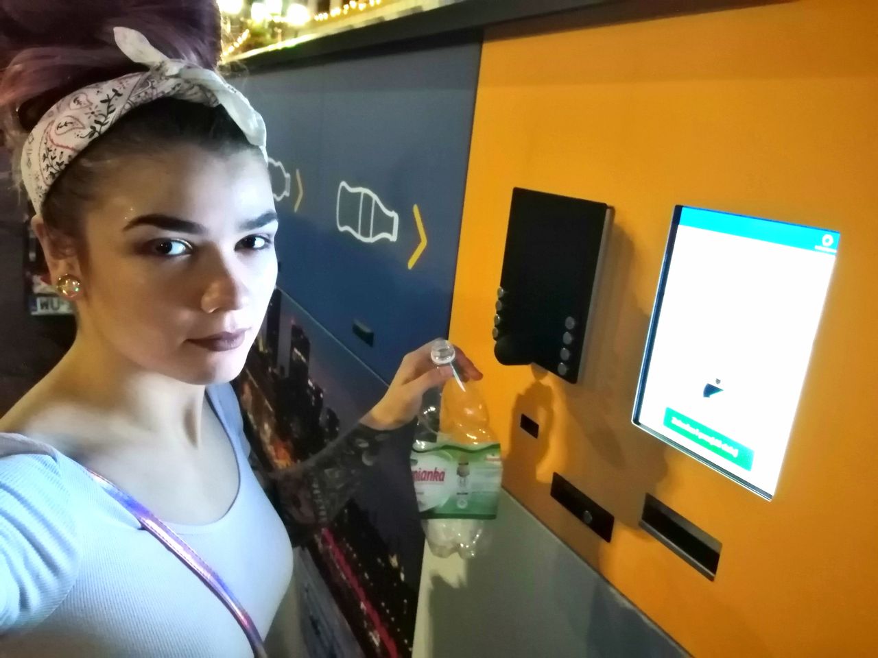 W Warszawie stanęły pierwsze recyklomaty. Co dostaniemy w zamian za puszki i butelki?