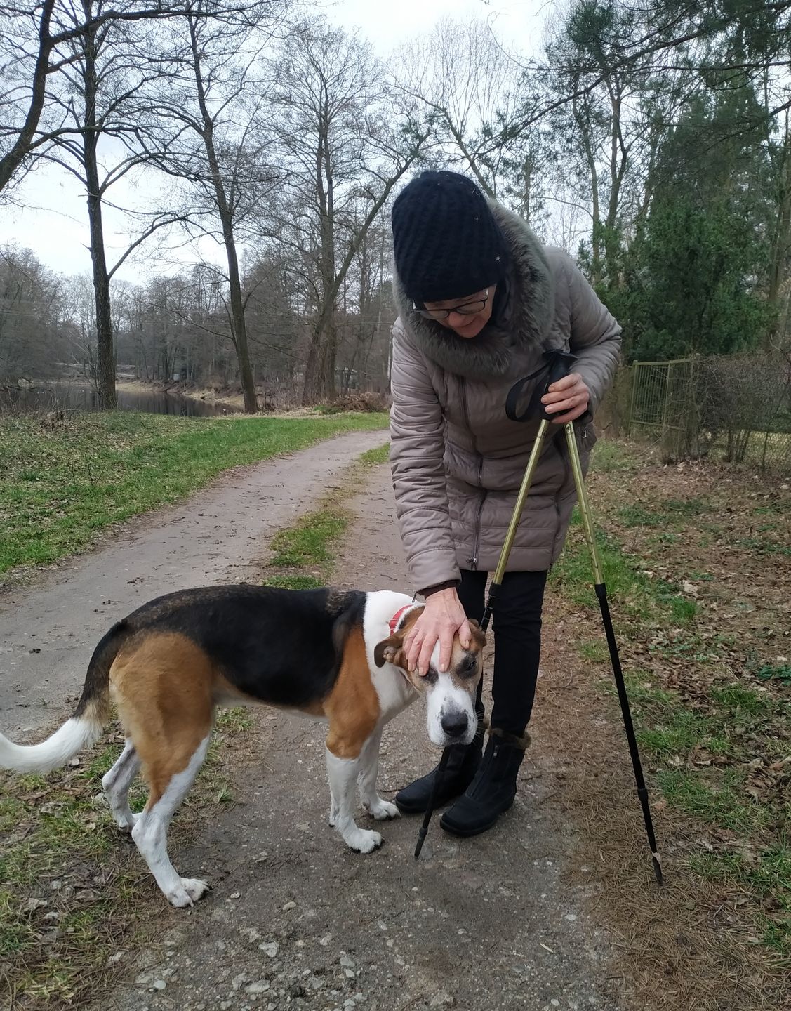 Pani Basia, której towarzyszy pies Bazyl, nie jest zachwycona planami budowy linii. 