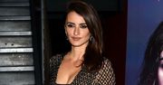 Seksowna Penelope Cruz w spódnicy z piór Michaela Korsa