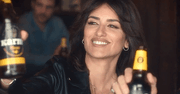 Penelope Cruz pije polskie piwo i mówi po polsku! Towarzyszy jej znany polski przystojniak! [WIDEO]