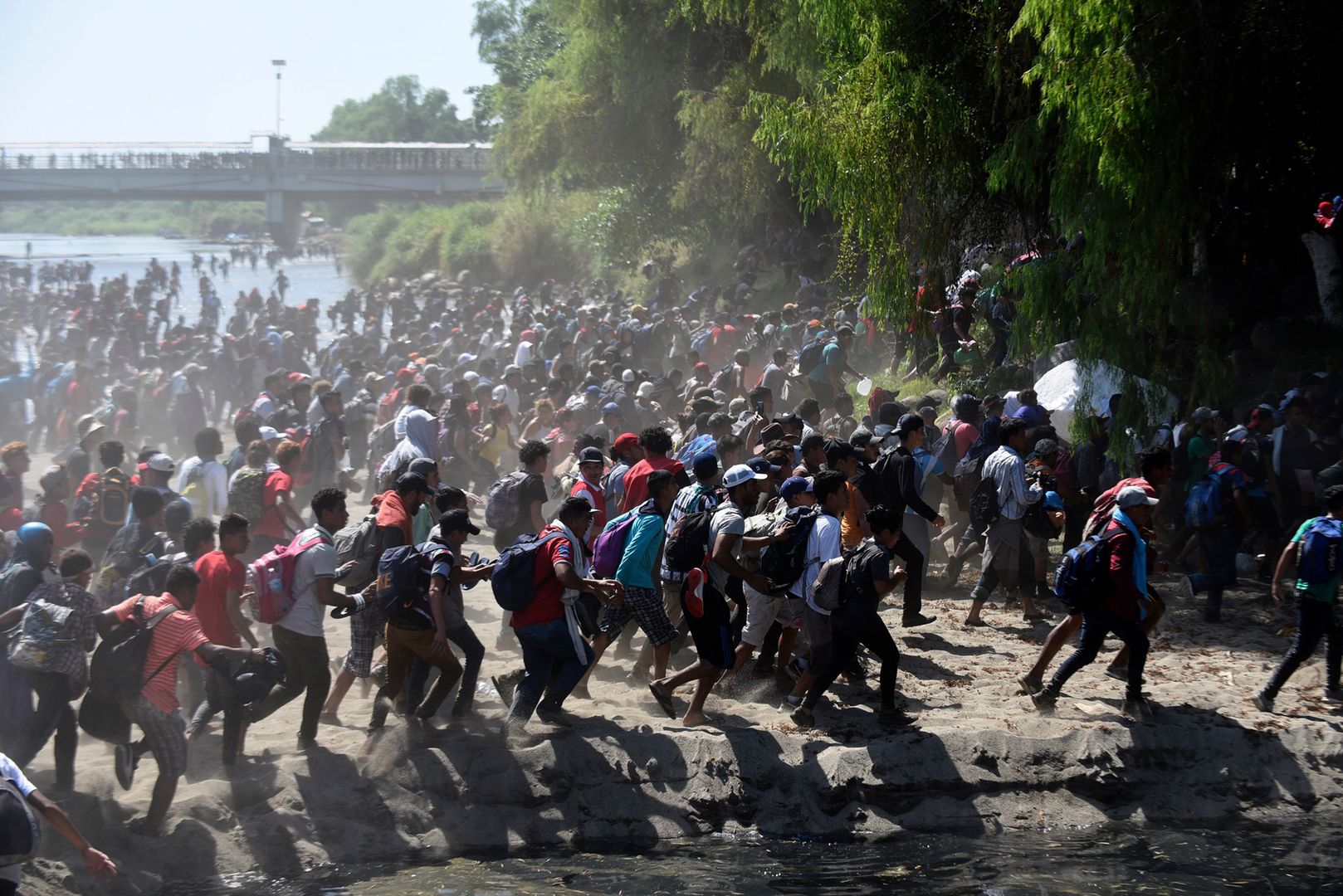 Prezydent Donald Trump zapowiedział, że jeśli meksykański rząd nie powstrzyma pochodu migrantów, to nałoży cła na swojego południowego sąsiada