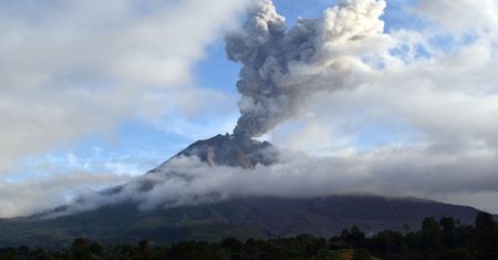 Erupcja indonezyjskiego wulkanu. W każdym momencie może dojść do kataklizmu