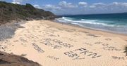 Turyści naruszyli "świętą" plażę w Australii. Zostawili na niej m.in. wielki napis "Poland"
