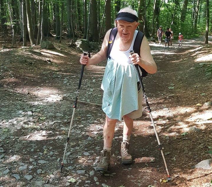 Niewidomy staruszek zdobywa szczyt. Wchodzi na niego regularnie od ponad 60 lat