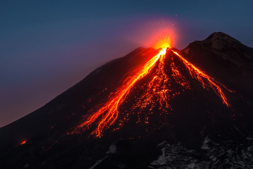 Wulkan Etna znów aktywny. Pluje lawą i wyrzuca kłęby trujących gazów