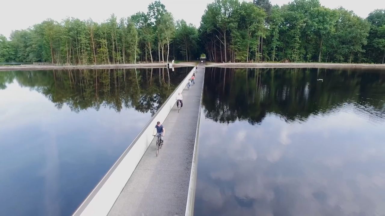 Trasa rowerowa. Dzieli jezioro na dwie części