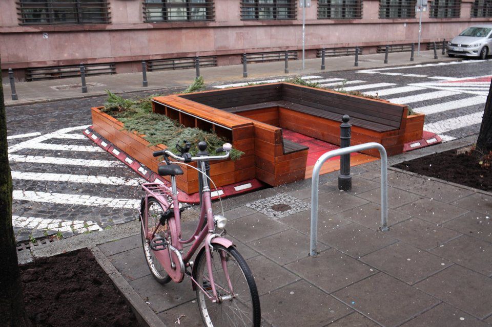 W Warszawie powstał pierwszy parklet. Inwestycja pochłonęła 33 tys. zł