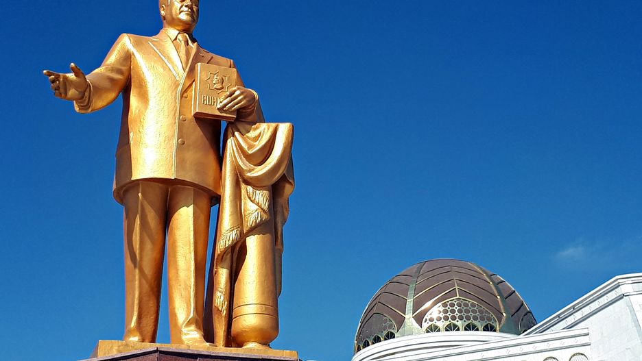 Saparmurat Nijazow, zwany Turkmenbaszą, jako pierwszy prezydent kraju zaczął skutecznie izolować państwo na arenie międzynarodowej.