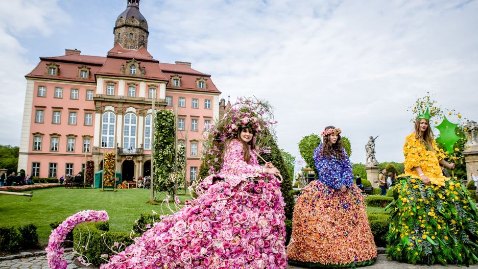 Wszyscy spacerujący po zamku i tarasach z pewnością spotkają nie tylko Panie Wiosny w sukniach z kwiatów, ale również i Księżną Daisy, która zainicjowała Festiwal Kwiatów i Sztuki
