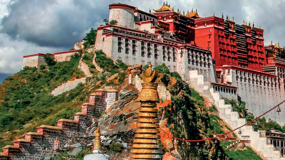 Lhasa jest odizolowana od świata także z powodu swojej lokalizacji. Leży wysoko w Himalajach, na wysokości 3490 m
