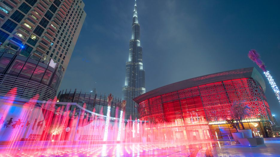 Stojąc naprzeciwko Dubai Opera uchwycisz dwa obiekty na jednym zdjęciu: imponujące centrum sztuki oraz najwyższy budynek świata