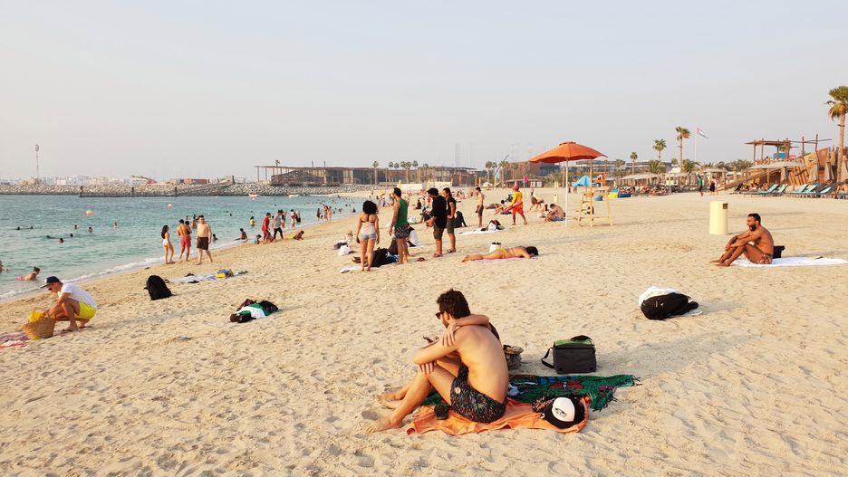 Plaża La Mer została utworzona na częściowo zrekultywowanych gruntach w modnej, nadmorskiej dzielnicy Jumeirah w Dubaju. Na odwiedzających czeka tu mnóstwo atrakcji