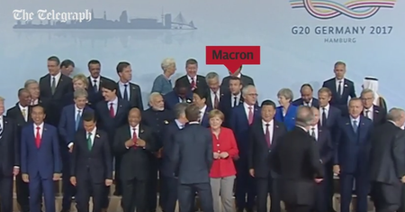 Gdzie się przepycha Macron? Zobacz uważnie