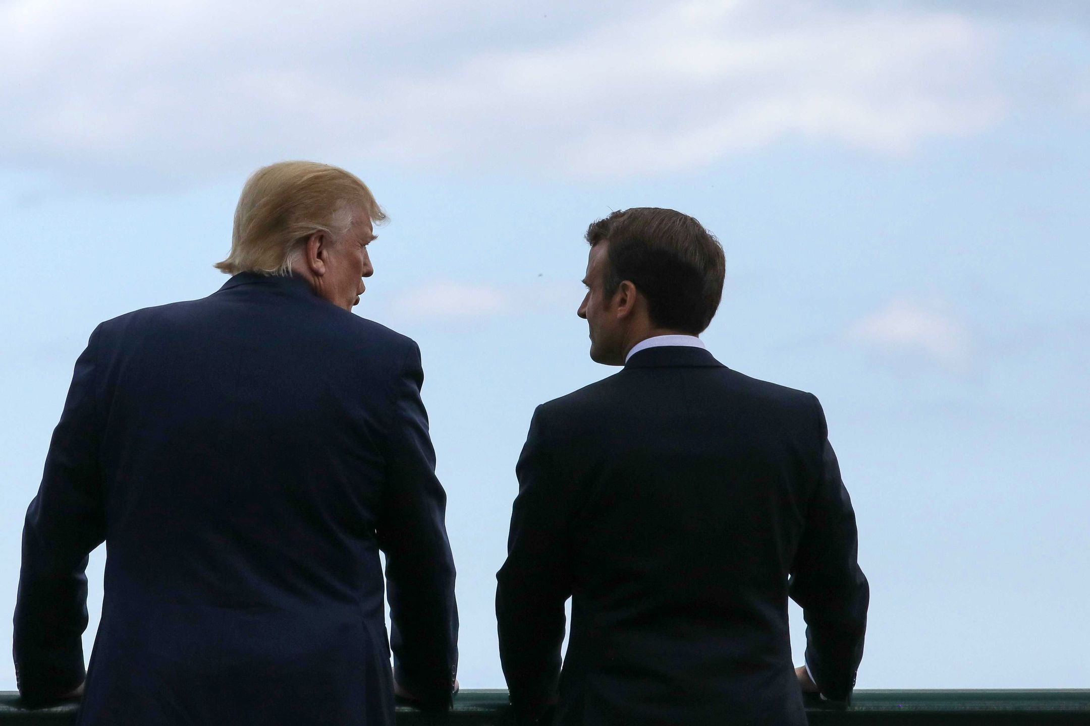 Le président des Etats-Unis Donald Trump, le président Emmanuel Macron - 75ème anniversaire du débarquement - Cérémonie franco - américaine au cimetière américain de Colleville sur Mer le 6 juin 2019. Défilé aérien franco-américain depuis la table d'orientation d'Omaha Beach, face à la mer. © Stéphane Lemouton / Bestimage 75th Anniversary of the Landing - Franco - American Ceremony at the Colleville - sur - Mer American Cemetery on June 6, 2019. French - American Air Show from the Omaha Beach Orientation Table, facing the sea.