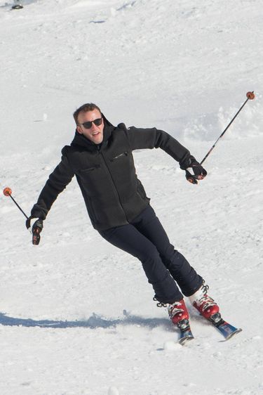 Emmanuel Macron na nartach