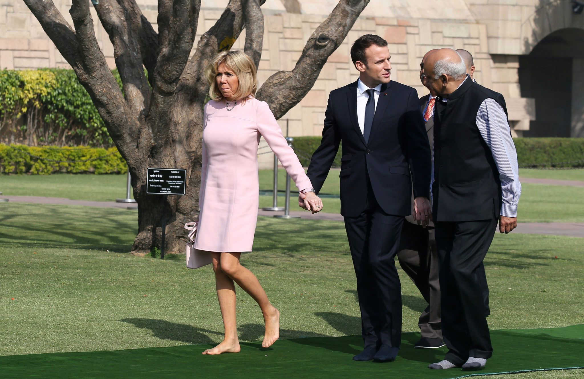 Emmanuel Macron i Brigitte Macron boso w Nowym Delhi w Indiach