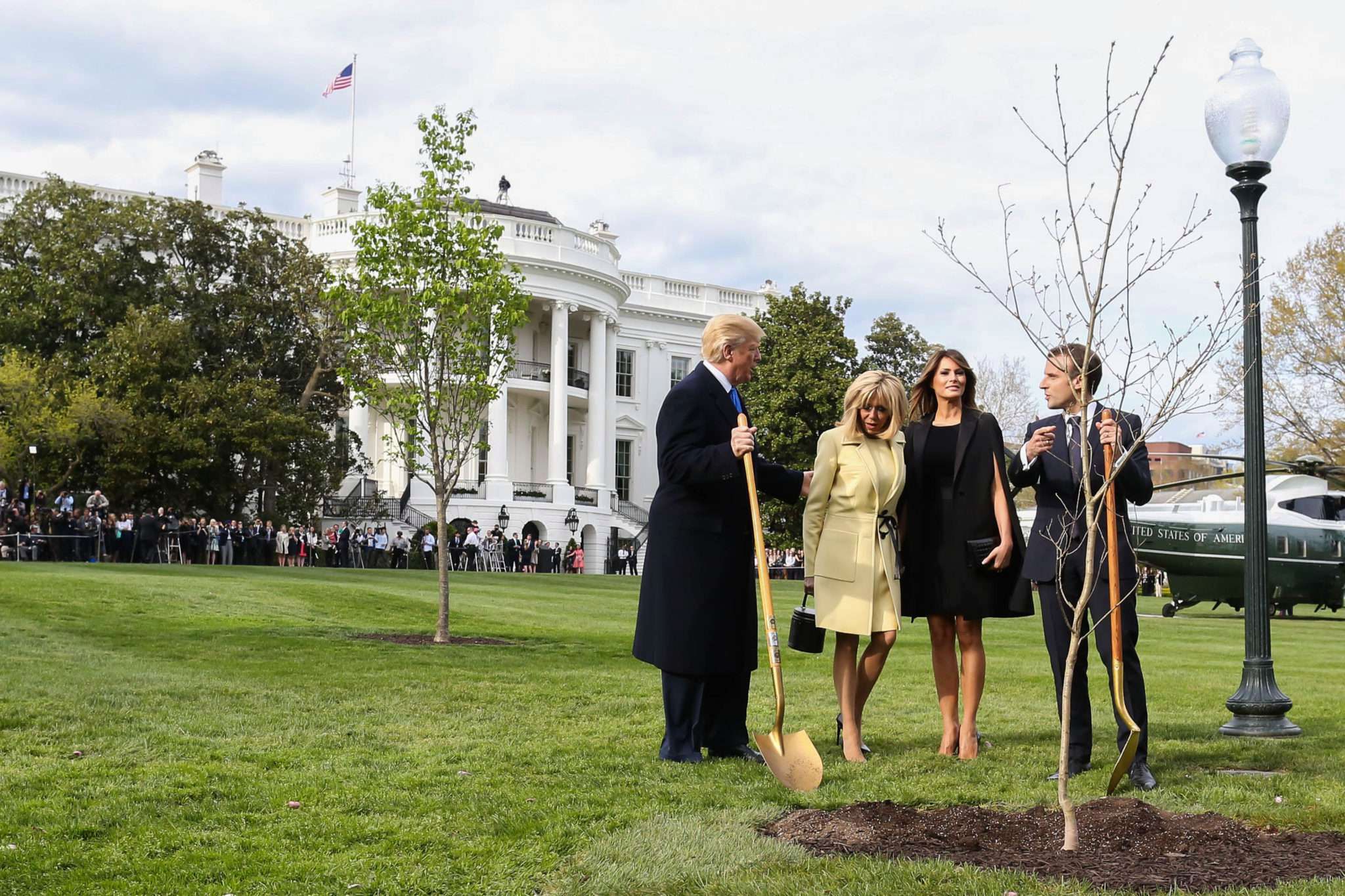 Brigitte Macron i Emmanuel oraz Melania i Donald Trump w Nowym Jorku sadzą drzewa