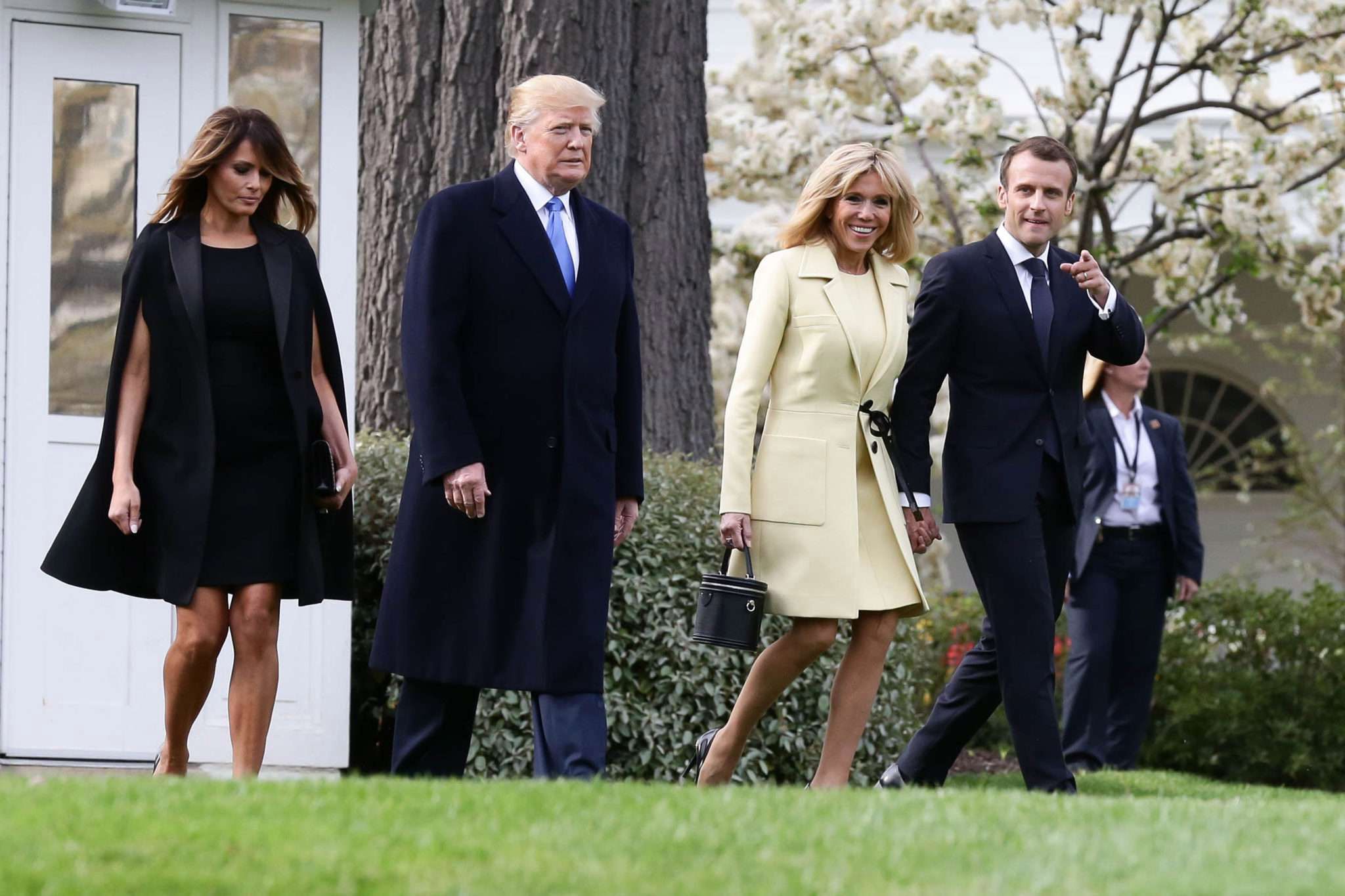 Brigitte Macron i Emmanuel oraz Melania i Donald Trump w Nowym Jorku sadzą drzewa