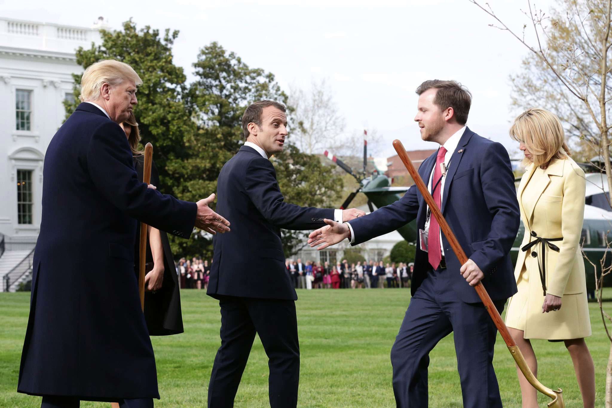 Brigitte Macron i Emmanuel oraz Melania i Donald Trump w Nowym Jorku sadzą drzewa
