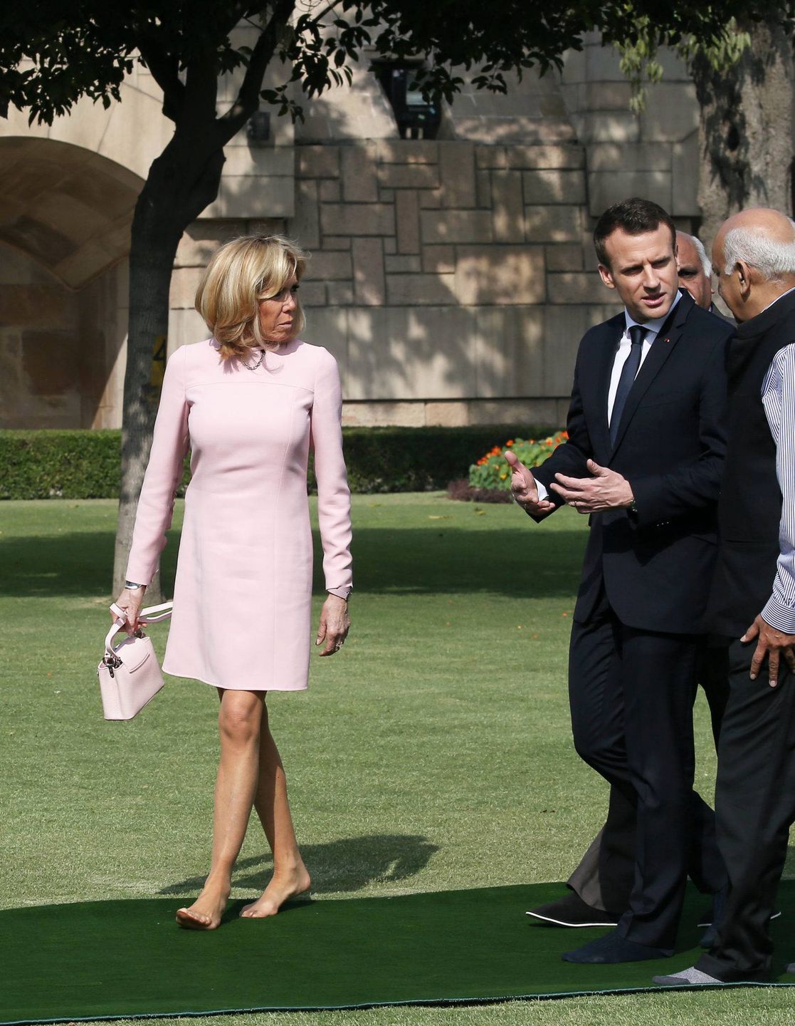 Emmanuel Macron i Brigitte Macron boso w Nowym Delhi w Indiach