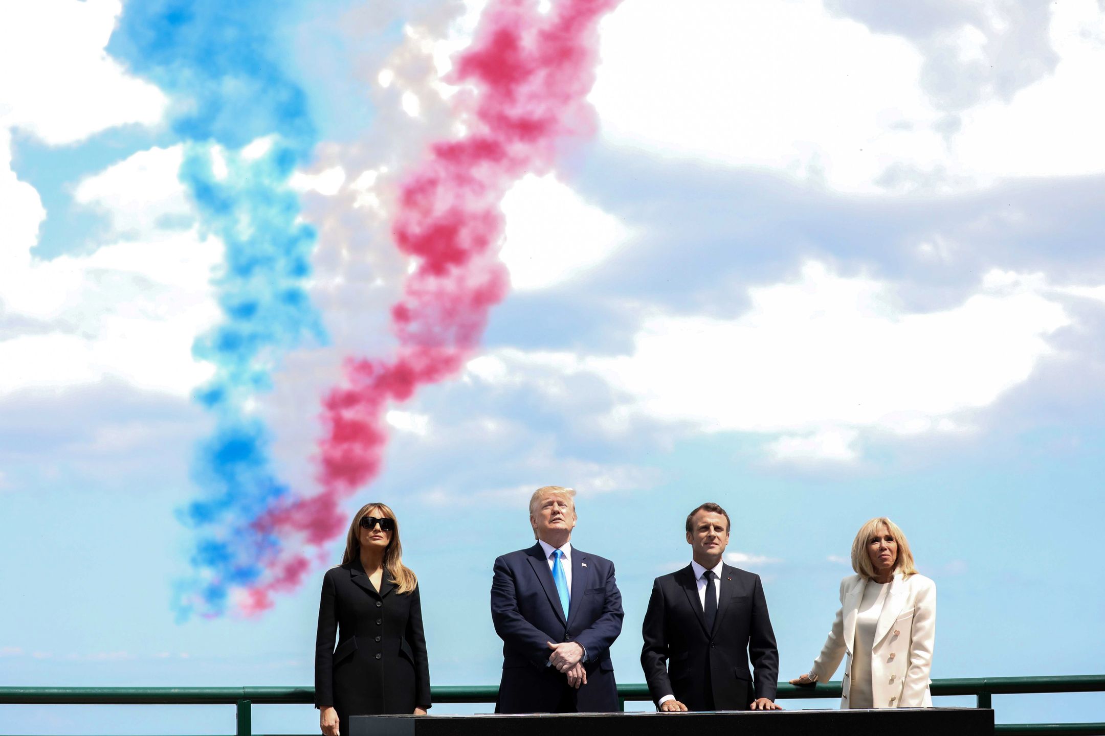 Le président Donald Trump, la première dame Melania Trump, le président Emmanuel Macron, la première dame Brigitte Macron - 75ème anniversaire du débarquement - Cérémonie franco - américaine au cimetière américain de Colleville sur Mer le 6 juin 2019. Défilé aérien franco-américain depuis la table d'orientation d'Omaha Beach, face à la mer. © Stéphane Lemouton / Bestimage 75th Anniversary of the Landing - Franco - American Ceremony at the Colleville - sur - Mer American Cemetery on June 6, 2019. French - American Air Show from the Omaha Beach Orientation Table, facing the sea.
